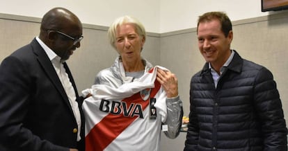 Lagarde posa con la camiseta del River Plate en Buenos Aires.