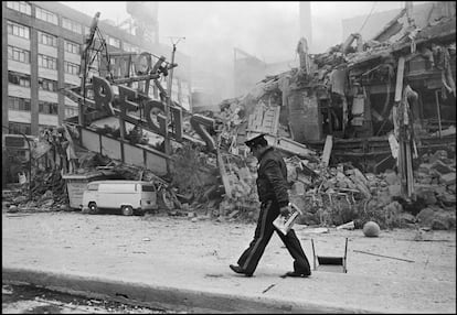 En la imagen, otra vista del Hotel Regis, ubicado en el centro de la capital. En un artículo en EL PAÍS, Octavio Paz sentenció: “El temblor nos ha redescubierto un pueblo que parecía oculto por los fracasos de los últimos años y por la erosión moral de nuestras elites. Un pueblo paciente, pobre, solidario, tenaz, realmente democrático y sabio”.