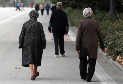 Ancianos pasean por el parque del Retiro de Madrid.