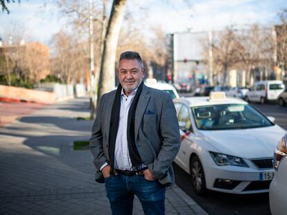 El presidente de la Federación de Profesionales del Taxi de Madrid, Julio Sanz, frente a la sede de la organización el 26 de enero de 2023.
