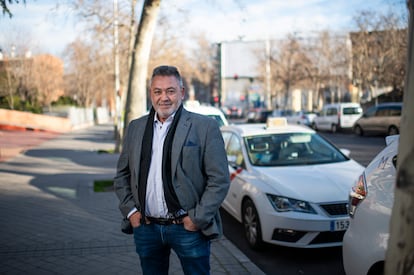 El presidente de la Federación de Profesionales del Taxi de Madrid, Julio Sanz, frente a la sede de la organización el 26 de enero de 2023.