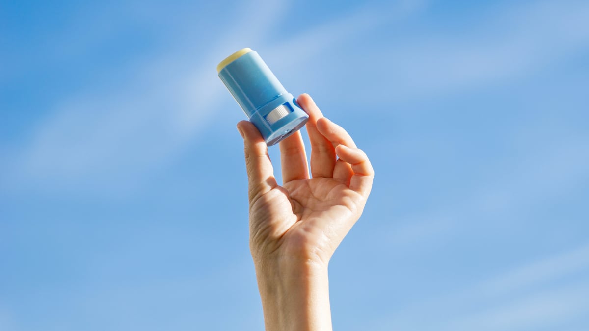 El ‘stick’ solar que arrasa en Amazon para reaplicar la protección por encima del maquillaje sin arruinarlo