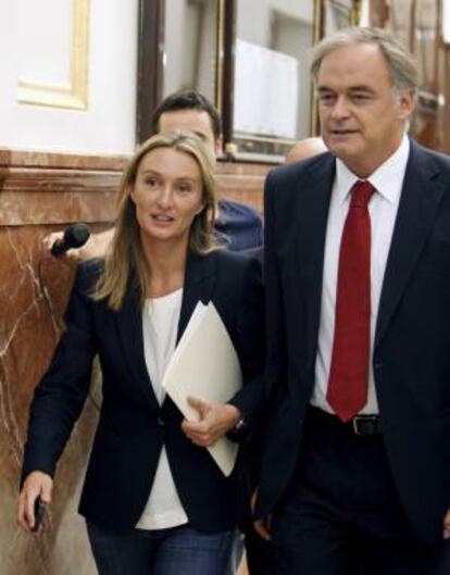 La diputada del PP por Castellón Andrea Fabra junto a su compañero de partido Esteban González Pons. EFE/Archivo