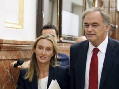 La diputada del PP por Castellón Andrea Fabra junto a su compañero de partido Esteban González Pons. EFE/Archivo