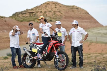 Laia Sanz prueba su nueva Honda ante la mira de sus compa&ntilde;eros: Gon&ccedil;alves, Rodrigues, Barreda e Israel.