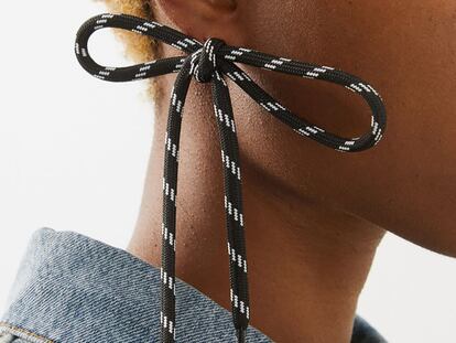 Los nuevos pendientes de Balenciaga, creados con un cordón anudado.