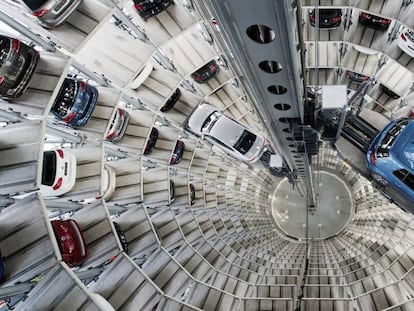 Visi&oacute;n cenital de varios coches Volkswagen aparcados en la planta de Wolfsburgo, Alemania.