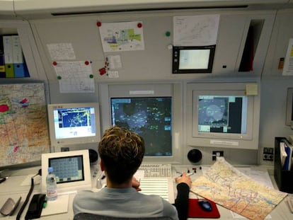 Un controlador aéreo vigila los vuelos en la sala de control.