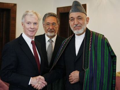 El presidente afgano Hamid Karzai (Dcha.) junto al embajador de Estados Unidos en Kabul, Ryan Crocker.