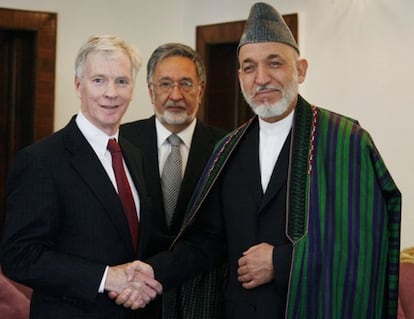 El presidente afgano Hamid Karzai (Dcha.) junto al embajador de Estados Unidos en Kabul, Ryan Crocker.