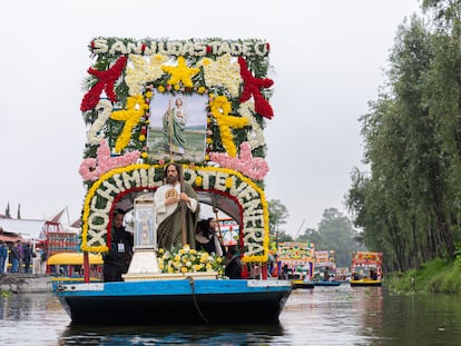La reliquia de San Judas Tadeo es transportada sobre una trajinera a través por los canales de Xochimilco, este domingo 11 de agosto.