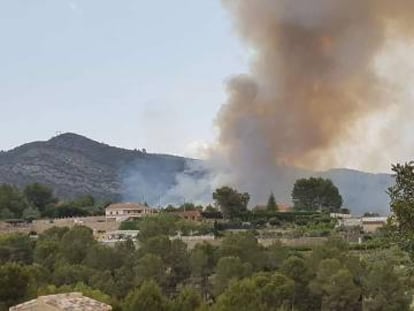 Imagen del incendio en Genovés./ Foto: Bombers Forestal de GVA