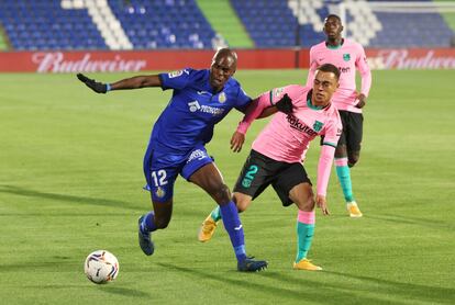 Allan Nyom del Getafe se lleva el balón ante Sergiño Dest del Barça.