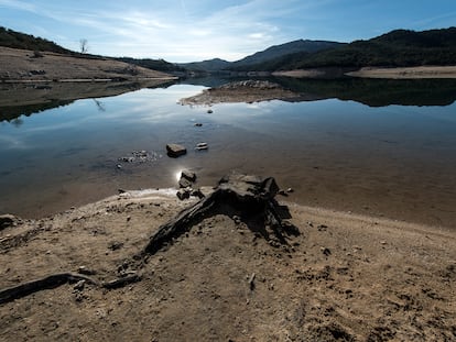 Falta de agua en el embalse de Darnius-Boadella, en el Alt Empordà​ (Girona).