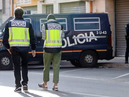 La policía nacional durante el registro en la localidad de Alaquàs (Valencia).
