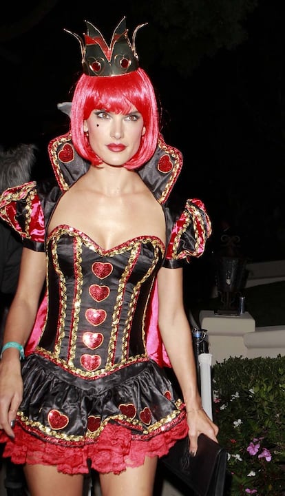 El universo de Lewis Carroll es todo un clásico en Halloween: Alessandra Ambrosio acudió a la fiesta de Casamigos como una sexy reina de corazones.