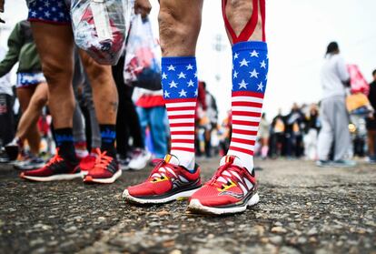 Un corredor con los calcetines de la bandera de Estados Unidos momentos antes de participar en el Maratón de Nueva York, el 5 de noviembre de 2017.