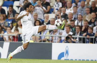 Marcelo controla el bal&oacute;n en el partido ante el Cope