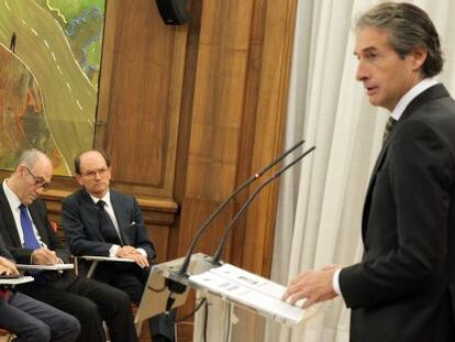 El ministro de Fomento, &Iacute;&ntilde;igo de la Serna, ayer durante la adjudicaci&oacute;n del pedido a Talgo.