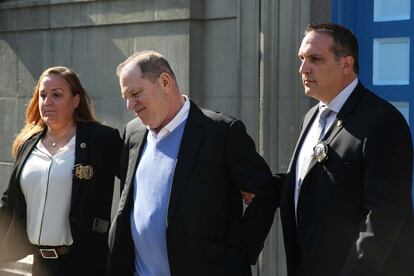 Harvey Weinstein, el poderoso productor de cine condenado por dos casos de violación y uno de agresión sexual, y acusado por decenas de mujeres de acoso sexual y violación, abandona la comisaría en dirección a la corte de justicia en Manhattan (Nueva York, Estados Unidos) el 25 de mayo de 2018.