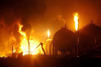 La refinería ha permanecido en llamas durante todo el fin de semana.