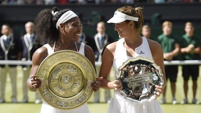 Williams y Muguruza, con el trofeo de campeona y el de subcampeona, respectivamente.