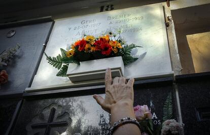 Sánchez indica, en el cementerio de Denia, la lápida donde están enterrados Gerd y Almut Bremer.