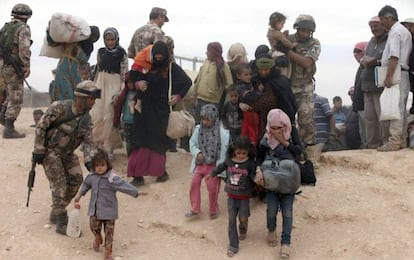 Refugiados sirios abandonan el país por el recrudecimiento de la guerra en Alepo.