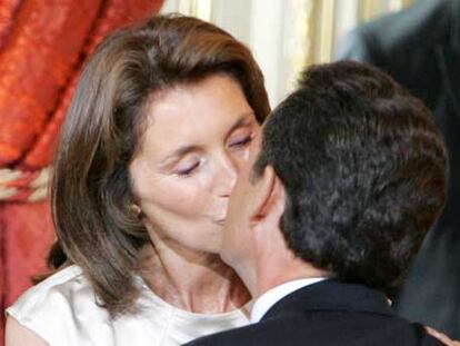 Sarkozy besa a su esposa, Cécilia, en la toma de posesión de la presidencia el pasado mes de mayo.