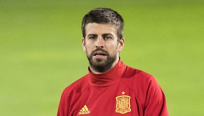 Gerard Piqué com a seleção espanhola em Liechtenstein.