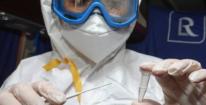 Un profesional medico sostiene un test de Covid-19.