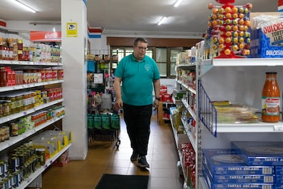 José Antonio Montesinos en su supermercado de Lubián (Zamora).