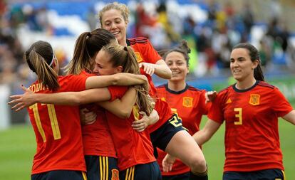 Las jugadoras de la selección española celebran uno de los goles conseguidos durante el encuentro  disputado esta tarde frente al combinado de Camerún.