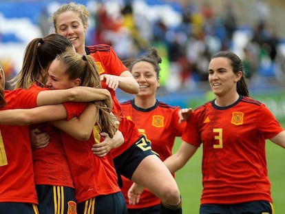 Las jugadoras de la selección española celebran uno de los goles conseguidos durante el encuentro  disputado esta tarde frente al combinado de Camerún.