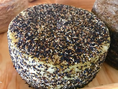 Curado de cabra a la pimienta. Queso de leche pasteurizada de cabra, coagulación enzimatica, corteza natural de pimienta negra con 40 días de maduración. Quesos La Hortelana. Coín (Málaga)