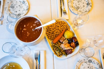 El cocido madrileño se sirve los viernes y su precio es de 30 euros, con bebida y postre.