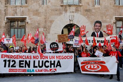 Personal de Emergencias del 112 se concentra ante el Palau de la Generalitat para exigir condiciones de trabajo dignas y denunciar sus condiciones laborales, reguladas por un convenio que nada tiene que ver con las emergencias, el de telemarketing, y cuyos profesionales rozan el salario mínimo, el pasado 11 de febrero.