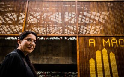 Marina Abramović apresentando seu “método” em São Paulo.