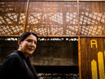 Marina Abramović apresentando seu “método” em São Paulo.