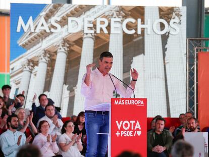 El presidente del Gobierno, Pedro Sánchez, durante el acto electoral que los socialistas han celebrado este lunes en Gijón.
