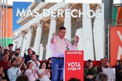 El presidente del Gobierno, Pedro Sánchez, durante el acto electoral que los socialistas han celebrado este lunes en Gijón.