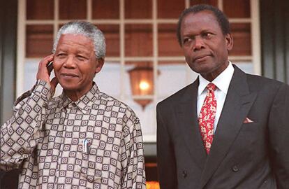 Nelson Mandela y Sidney Poitier, en Ciudad del Cabo (Sudáfrica) en 1996.