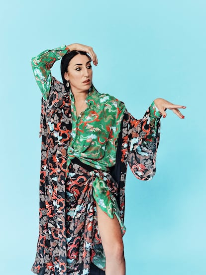 La actriz Rossy de Palma con camisa batín y pañuelos de diferentes estampados fabricados en crepe de china, todo de la colección Chufy por Rossy.