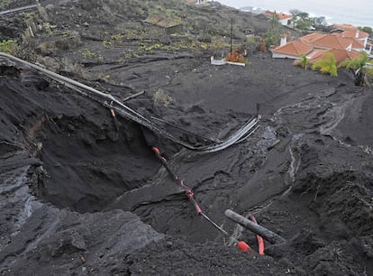 Avalancha de lodo y ceniza volcánica sobre varias viviendas en el barrio de Las Indias, en Fuencaliente (La Palma).