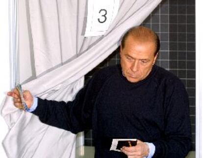 El candidato de la Casa de las Libertades, Silvio Berlusconi, vota ayer en un colegio electoral de Milán.