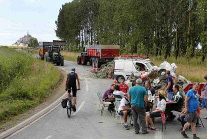 Protesta de ganaderos y bloqueo de carretera en Mont Saint-Michel, el 21 de julio. 