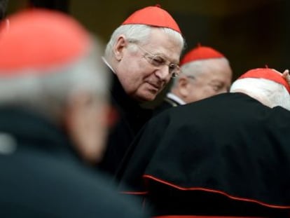 El cardenal italiano Ennio Antonelli (centro) llega a una reunión precónclave hoy en el Vaticano.