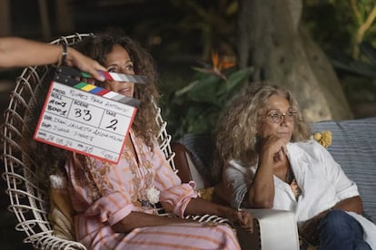 Rosario Flores y Lola Flores durante el rodaje de ‘Flores para Antonio’.