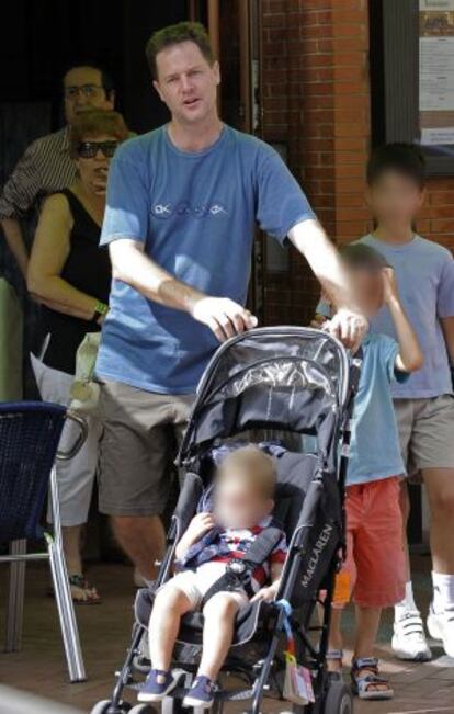 El viceprimer ministro británico, Nick Clegg, con sus tres hijos durante una visita a España en 2010.