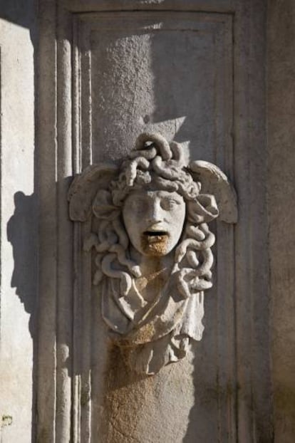 Cara de Medusa, en un lateral de la fuente de Apolo.